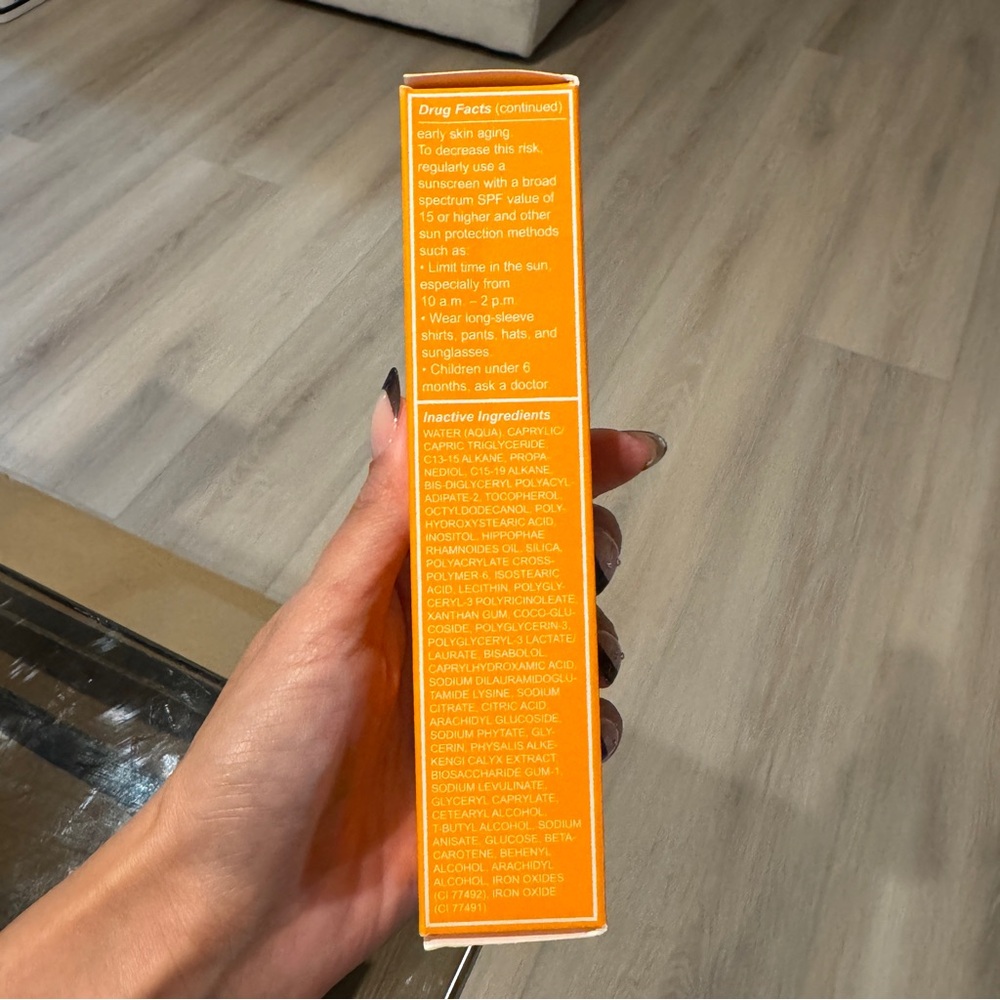 Live Tinted HUEGUARD 3-in-1 Mineral Sunscreen, Moisturizer, Primer SPF 30 - Picture 10 of 12